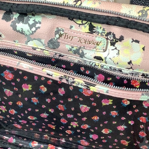 Betsey Johnson NEW - Cosmetic Case - Pink Floral w/ cute Betsey Black Bow - Picture 2 of 6
